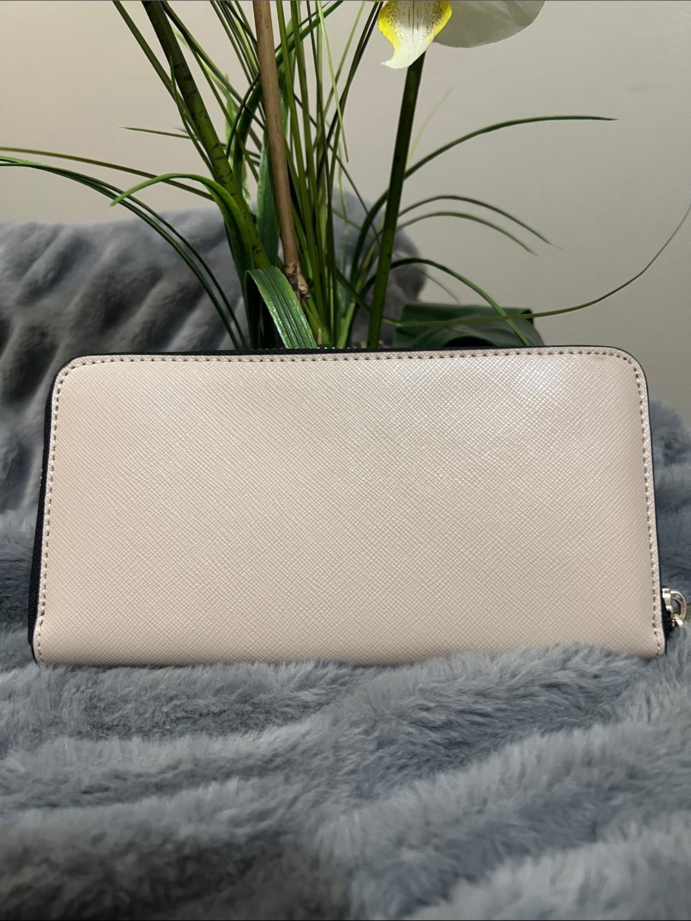 Kate Spade Two-Tone Black and Beige Zip-Around Wallet NWT retail $229 - Picture 3 of 6